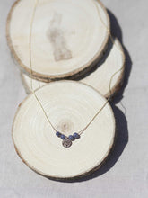 Cargar imagen en el visor de la galería, Collar oro arbol de la vida gris de 7mm oro mate con cuentas gris, cadena sencilla 0,7mm bañada en oro y 37 cm de largo con extensión.