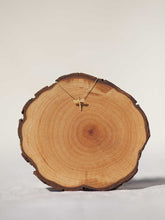 Cargar imagen en el visor de la galería, Collar oro libelula pequeña 13x16mm oro mate con cadena de 0,7mm bañada en oro y 37 cm de largo con extensión para poder colocar a diferentes medidas.