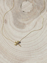 Cargar imagen en el visor de la galería, Collar oro libelula pequeña 13x16mm oro mate con cadena de 0,7mm bañada en oro y 37 cm de largo con extensión para poder colocar a diferentes medidas.