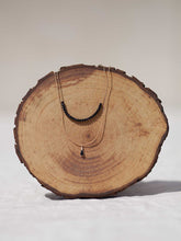 Cargar imagen en el visor de la galería, Collar oro doble negro con detalle lágrima esmaltada con cadena doble, una sencilla de 0,7mm y otra con cristal negro de 2mm y 37 cm de largo con extensión.