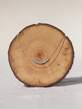 Cargar imagen en el visor de la galería, Collar oro doble turquesa con cristal turquesa de 2mm y con cadena con bolas intercalada 2mm bañada en oro y 39 cm de largo y extensión.