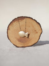 Cargar imagen en el visor de la galería, Collar oro largo pez maxi 48x32mm en oro mate y cadena de bolas intercaladas 2mm bañada en oro con 47 cm de largo y extensión.