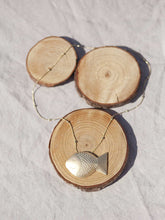 Cargar imagen en el visor de la galería, Collar oro largo pez maxi 48x32mm en oro mate y cadena de bolas intercaladas 2mm bañada en oro con 47 cm de largo y extensión.