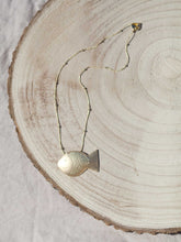 Cargar imagen en el visor de la galería, Collar oro largo pez maxi 48x32mm en oro mate y cadena de bolas intercaladas 2mm bañada en oro con 47 cm de largo y extensión.