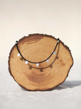 Cargar imagen en el visor de la galería, Collar negro de 2mm con monedas turcas de 10x7mm plata mate con cadena de cuentas de cristal negro 2mm y un largo de 39cm con extensión para diferentes medidas.
