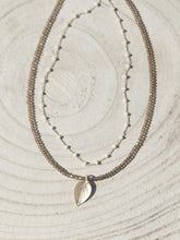 Cargar imagen en el visor de la galería, Collar oro hoja rosario doble 21x11mm oro mate, cadena de rosario blanco 3x2mm, hilo de acero con cristal vison 2mm y un largo de 39 cm con extensión.