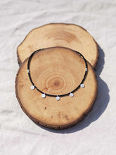 Cargar imagen en el visor de la galería, Collar negro de 2mm con monedas turcas de 10x7mm plata mate con cadena de cuentas de cristal negro 2mm y un largo de 39cm con extensión para diferentes medidas.