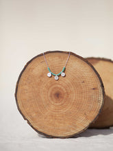 Cargar imagen en el visor de la galería, Collar de monedas turcas en plata mate de 10x7mm y cristal verde mar de 2mm con cadena sencilla 0,7mm de latón bañada en plata y largo de 37cm con extensión para colocar a diferentes medidas.