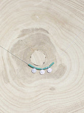 Cargar imagen en el visor de la galería, Collar de monedas turcas en plata mate de 10x7mm y cristal verde mar de 2mm con cadena sencilla 0,7mm de latón bañada en plata y largo de 37cm con extensión para colocar a diferentes medidas.