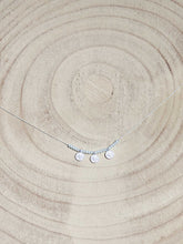 Cargar imagen en el visor de la galería, Collar de monedas turcas en plata mate de 10x7mm y cristal azúl de 2mm con cadena sencilla 0,7mm de latón bañada en plata y largo de 37cm con extensión para colocar a diferentes medidas.