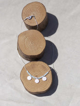 Cargar imagen en el visor de la galería, Collar de monedas turcas en plata mate de 10x7mm y cristal azúl de 2mm con cadena sencilla 0,7mm de latón bañada en plata y largo de 37cm con extensión para colocar a diferentes medidas.