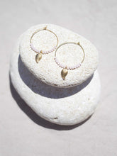 Cargar imagen en el visor de la galería, Pendientes de aro de 30mm bañados en Oro con detalle de hoja 15x7mm Oro mate y cristal facetado de 2mm rosa palo.