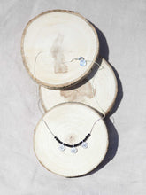 Cargar imagen en el visor de la galería, Collar de monedas turcas en plata mate de 10x7mm y cristal negro de 2mm con cadena sencilla 0,7mm de latón bañada en plata y largo de 37 cm con extensión para colocar a diferentes medidas.