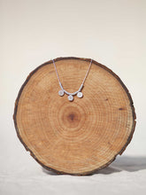 Cargar imagen en el visor de la galería, Collar de monedas turcas en plata mate de 10x7mm y cristal gris de 2mm con cadena sencilla 0,7mm de latón bañada en plata y largo de 37 cm con extensión para colocar a diferentes medidas.