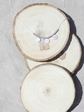 Cargar imagen en el visor de la galería, Collar de monedas turcas en plata mate de 10x7mm y cristal gris de 2mm con cadena sencilla 0,7mm de latón bañada en plata y largo de 37 cm con extensión para colocar a diferentes medidas.