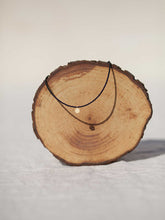 Cargar imagen en el visor de la galería, Collar oro rocalla negra con moneda turca de 10x7mm en oro mate y cadena de rocalla negra y 37 cm de largo, extensión para poder colocar a diferentes medidas.