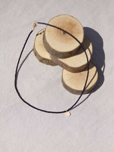 Cargar imagen en el visor de la galería, Collar oro rocalla negra con moneda turca de 10x7mm en oro mate y cadena de rocalla negra y 37 cm de largo, extensión para poder colocar a diferentes medidas.