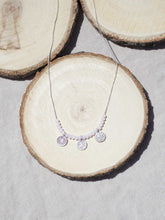 Cargar imagen en el visor de la galería, Collar de monedas turcas en plata mate de 10x7mm y cristal rosa palo de 2mm con cadena sencilla 0,7mm de latón bañada en plata y largo de 37 cm con extensión para colocar a diferentes medidas.