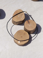 Cargar imagen en el visor de la galería, Collar oro rocalla negra con moneda turca de 10x7mm en oro mate y cadena de rocalla negra y 37 cm de largo, extensión para poder colocar a diferentes medidas.