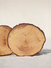 Cargar imagen en el visor de la galería, Collar minimal cuenta de cristal de 2mm negro con cadena sencilla 0,7mm de latón bañada en oro y un largo de 37 cm con extensión para colocar a diferentes medidas.