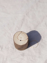 Cargar imagen en el visor de la galería, Collar minimal cuenta de cristal de 2mm negro con cadena sencilla 0,7mm de latón bañada en oro y un largo de 37 cm con extensión para colocar a diferentes medidas.