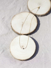 Cargar imagen en el visor de la galería, Collar minimal cuenta de cristal de 2mm negro con cadena sencilla 0,7mm de latón bañada en oro y un largo de 37 cm con extensión para colocar a diferentes medidas.