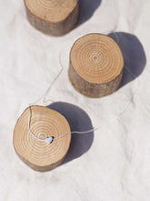 Cargar imagen en el visor de la galería, Collar de corazón 6x6,5mm Plata brillo con cadena sencilla 0,7mm de latón bañada en Plata y con un largo de 37 cm con extensión para poder colocar a diferentes medidas.