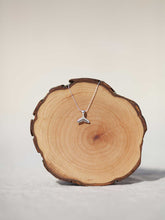 Cargar imagen en el visor de la galería, Collar con cola de ballena mini Plata brillo. CADENA: Sencilla 0,7mm de LATON bañada en Plata. LARGO: 37 cm con extensión para poder colocar a diferentes medidas.