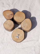 Cargar imagen en el visor de la galería, Collar con cola de ballena mini Plata brillo. CADENA: Sencilla 0,7mm de LATON bañada en Plata. LARGO: 37 cm con extensión para poder colocar a diferentes medidas.