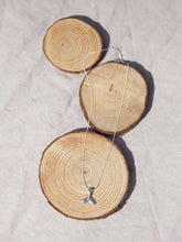 Cargar imagen en el visor de la galería, Collar con cola de ballena mini Plata brillo. CADENA: Sencilla 0,7mm de LATON bañada en Plata. LARGO: 37 cm con extensión para poder colocar a diferentes medidas.