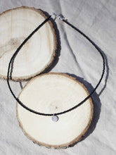 Cargar imagen en el visor de la galería, Collar de rocalla negra y moneda turca 10x7mm Plata mate. CADENA: cuentas de rocalla negra. LARGO: 37 cm con extensión para poder colocar a diferentes medidas.
