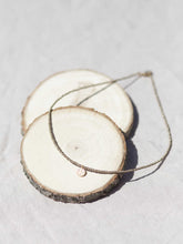 Cargar imagen en el visor de la galería, Collar rocalla y moneda turca de 10x7mm en oro mate con cadena de rocalla color visón y 37 cm de largo, extensión para poder colocar a diferentes medidas.