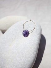 Cargar imagen en el visor de la galería, Pendientes aro de 30mm bañados en Oro con detalle piedra Amatista en roca.