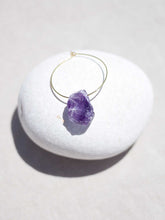 Cargar imagen en el visor de la galería, Pendientes aro de 30mm bañados en Oro con detalle piedra Amatista en roca.