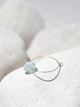 Cargar imagen en el visor de la galería, Pendientes aro de 30mm bañados en Oro con detalle piedra verde mar en roca.