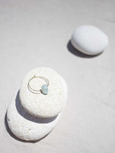 Cargar imagen en el visor de la galería, Pendientes aro de 30mm bañados en Oro con detalle piedra verde mar en roca.