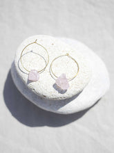 Cargar imagen en el visor de la galería, Pendientes de aro de 30mm bañados en Oro con detalle piedra Cuarzo rosa en roca.