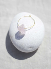 Cargar imagen en el visor de la galería, Pendientes de aro de 30mm bañados en Oro con detalle piedra Cuarzo rosa en roca.