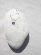 Cargar imagen en el visor de la galería, Pendientes de aro de 30mm bañados en Oro con detalle piedra Cuarzo rosa en roca.