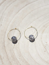 Cargar imagen en el visor de la galería, Pendientes de aro de 30mm bañados en Oro con detalle bola cristal gris.