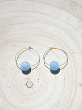 Cargar imagen en el visor de la galería, Pendientes de aro de 30mm bañados en Oro con detalle bola cristal azúl.