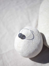 Cargar imagen en el visor de la galería, Pendientes aro de 30mm bañados en plata con bola de cristal gris