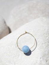 Cargar imagen en el visor de la galería, Pendientes de aro de 30mm bañados en Oro con detalle bola cristal azúl.