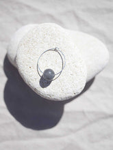 Cargar imagen en el visor de la galería, Pendientes aro de 30mm bañados en plata con bola de cristal gris