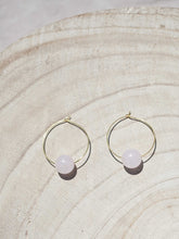 Cargar imagen en el visor de la galería, Pendientes de aro de 30mm bañados en Oro con detalle bola cristal Cuarzo rosa.