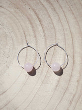 Cargar imagen en el visor de la galería, Pendientes aro de 30mm bañados en plata con bola de cuarzo rosa.
