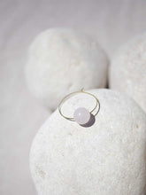 Cargar imagen en el visor de la galería, Pendientes de aro de 30mm bañados en Oro con detalle bola cristal Cuarzo rosa.