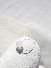 Cargar imagen en el visor de la galería, Pendientes aro de 30mm bañados en plata con bola de cuarzo rosa.