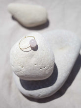 Cargar imagen en el visor de la galería, Pendientes de aro de 30mm bañados en Oro con detalle bola cristal Cuarzo rosa.