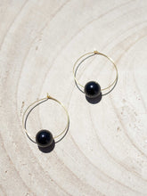Cargar imagen en el visor de la galería, Pendientes de aro de 30mm bañados en Oro con detalle bola cristal de Onix negro.